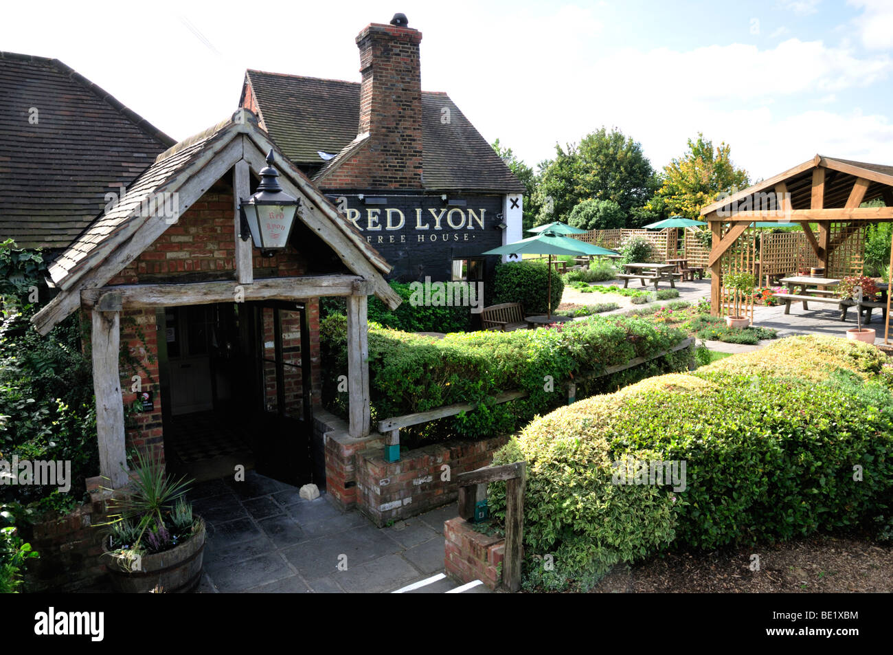 Traditionelle Gastgarten am Red Lyon, Hurley, Berkshire, UK Stockfoto