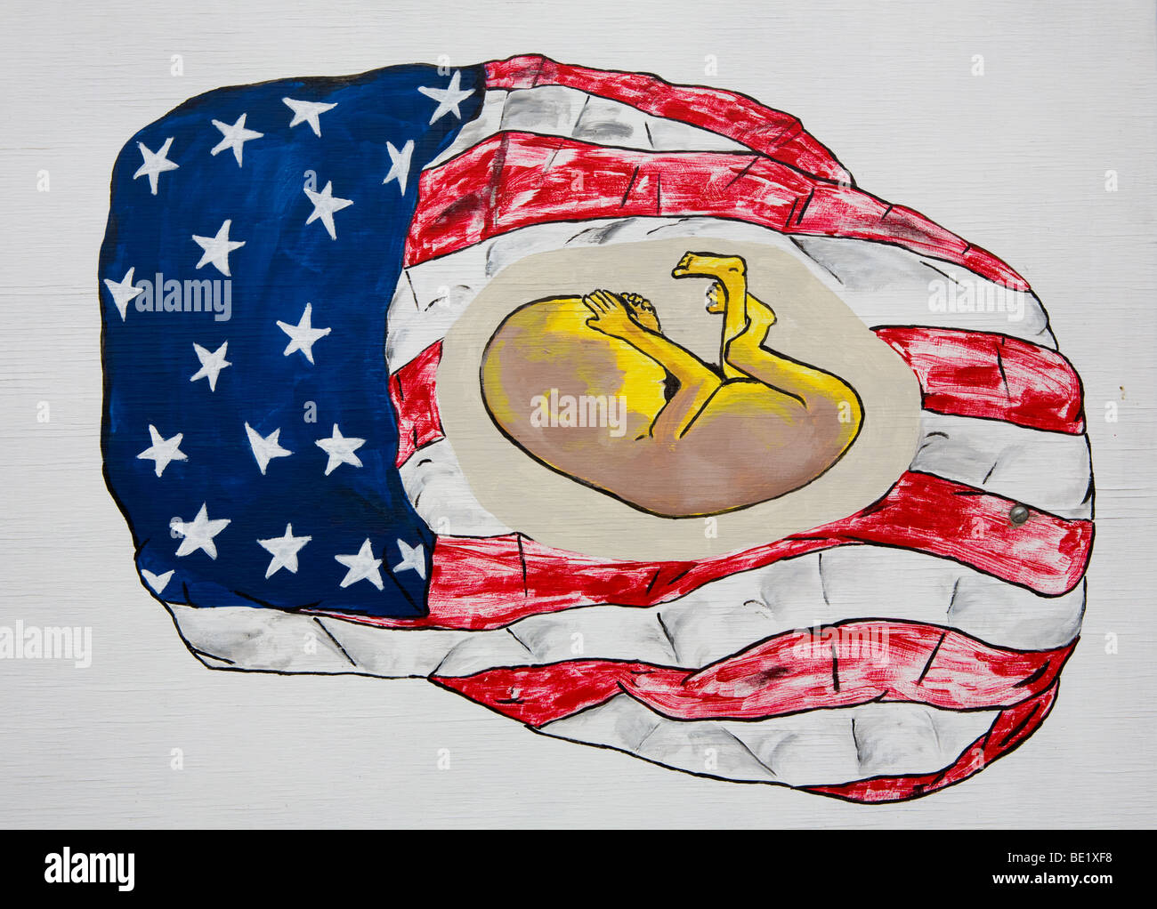 Ein Abtreibungsschutzzeichen „Rette den ungeborenen“ Fus unter einer Flagge in Enterprise, Oregon, USA Stockfoto