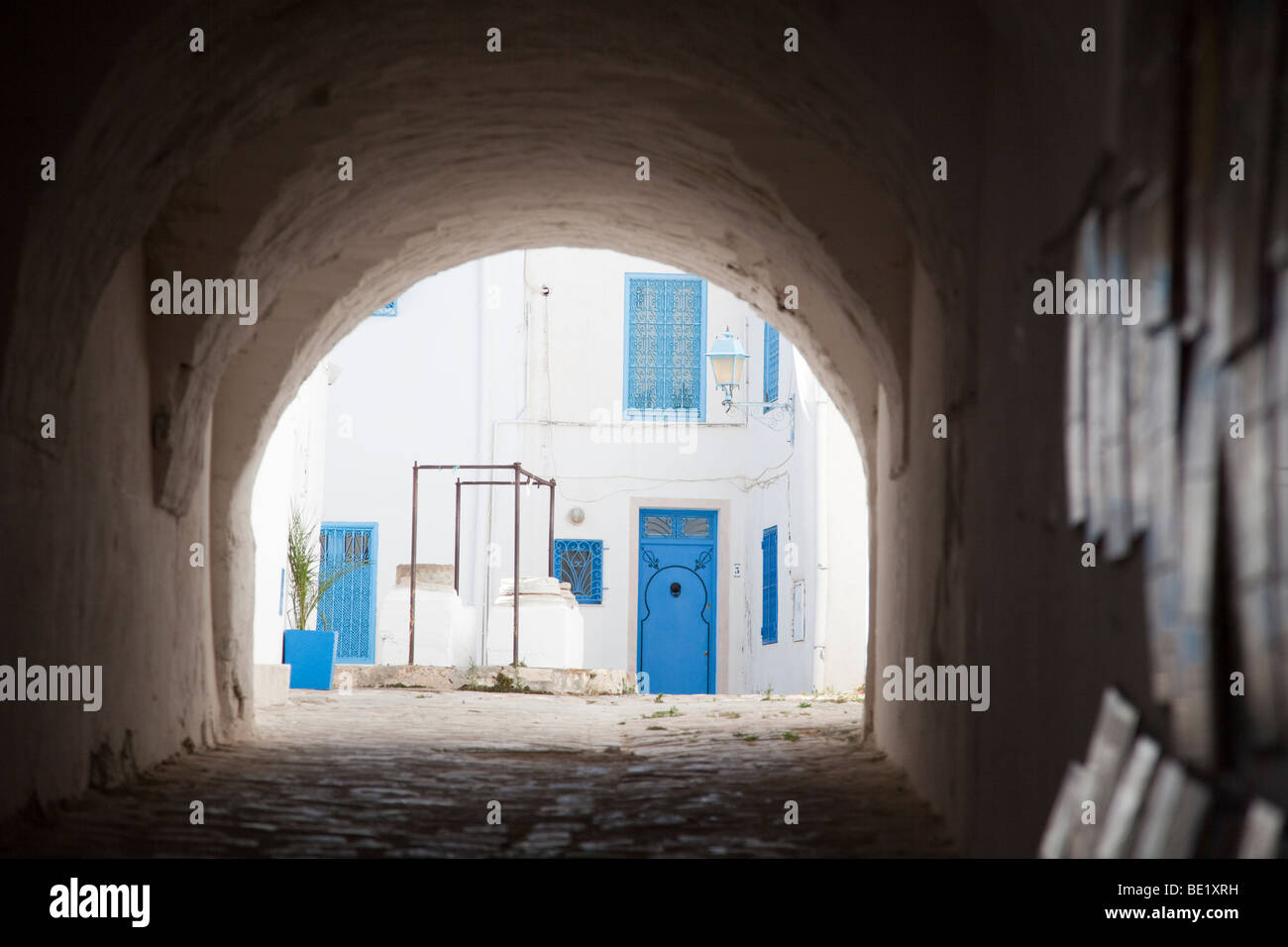 Sidi Bou Said, in der Nähe von der tunesischen Hauptstadt, ist eine charmante Stadt der weiß getünchten Wänden und und Tunneln und Meer blau Türen. Stockfoto