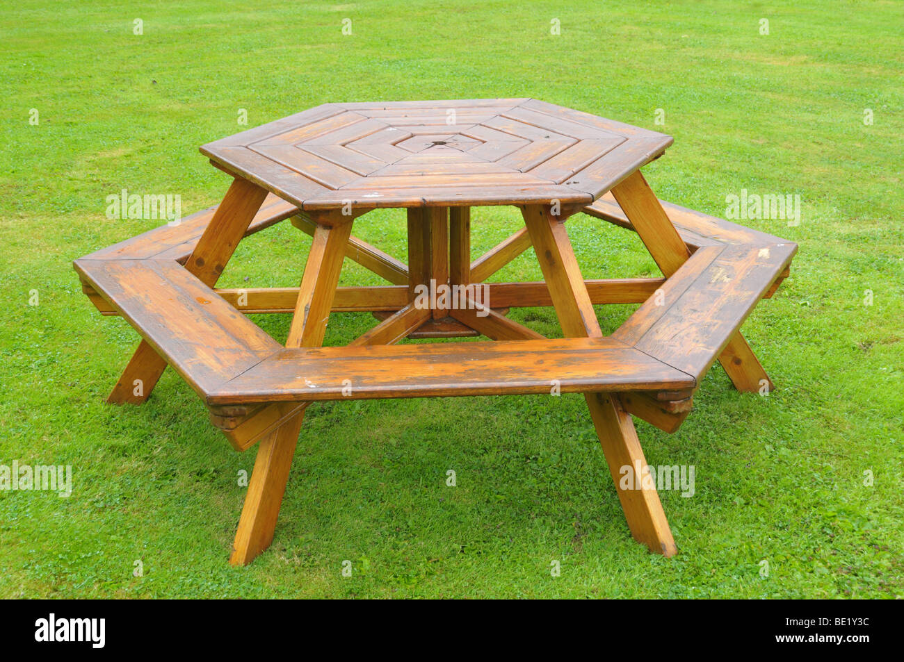 Ein runder 6 doppelseitige Picknicktisch mit Bank. Stockfoto