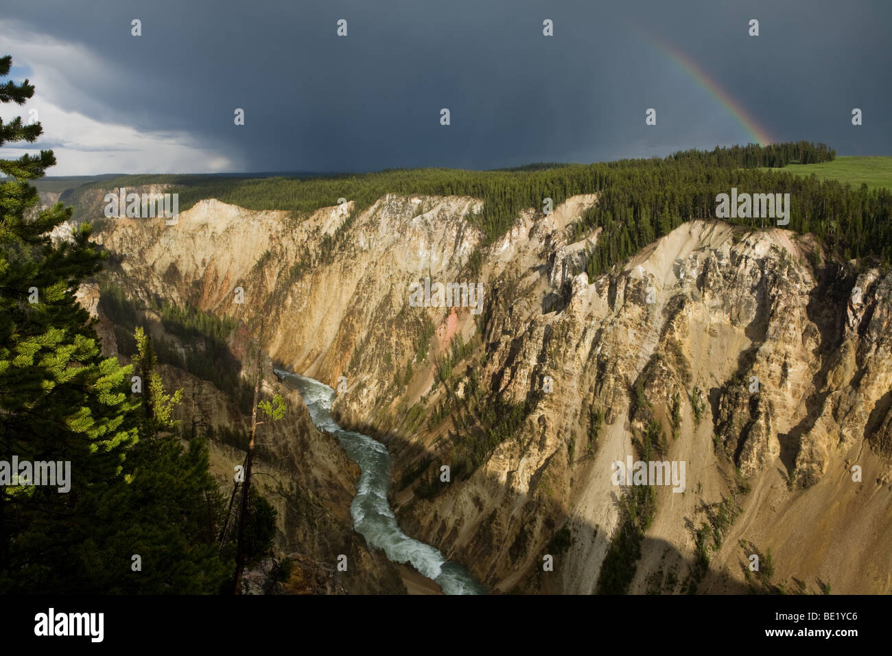 Regenbogen über Yellowstone River im Yellowstone-Nationalpark, Wyoming Stockfoto