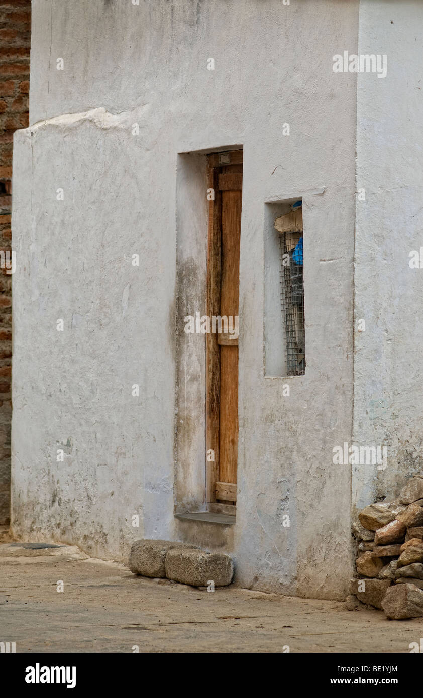 Typisches Dorfhaus einer Tür ein Fenster Stockfoto