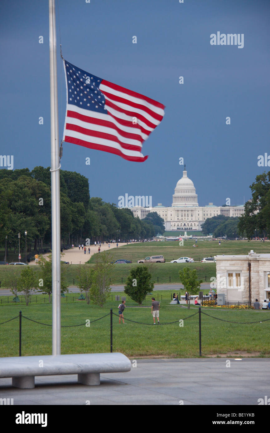 Flaggen auf Halbmast in der Nähe von Washington Monument, mit dem US Capitol im Hintergrund, Washington DC, USA Stockfoto