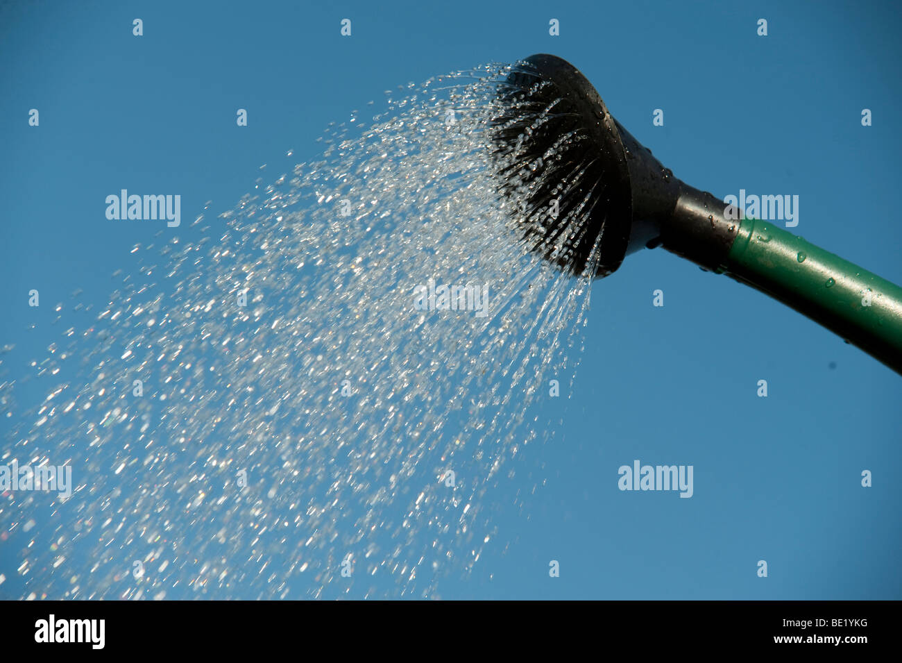 Wasser gießen aus Gießen kann vor blauem Himmelshintergrund Beregnung Gartenarbeitwerkzeug Auslauf Stockfoto