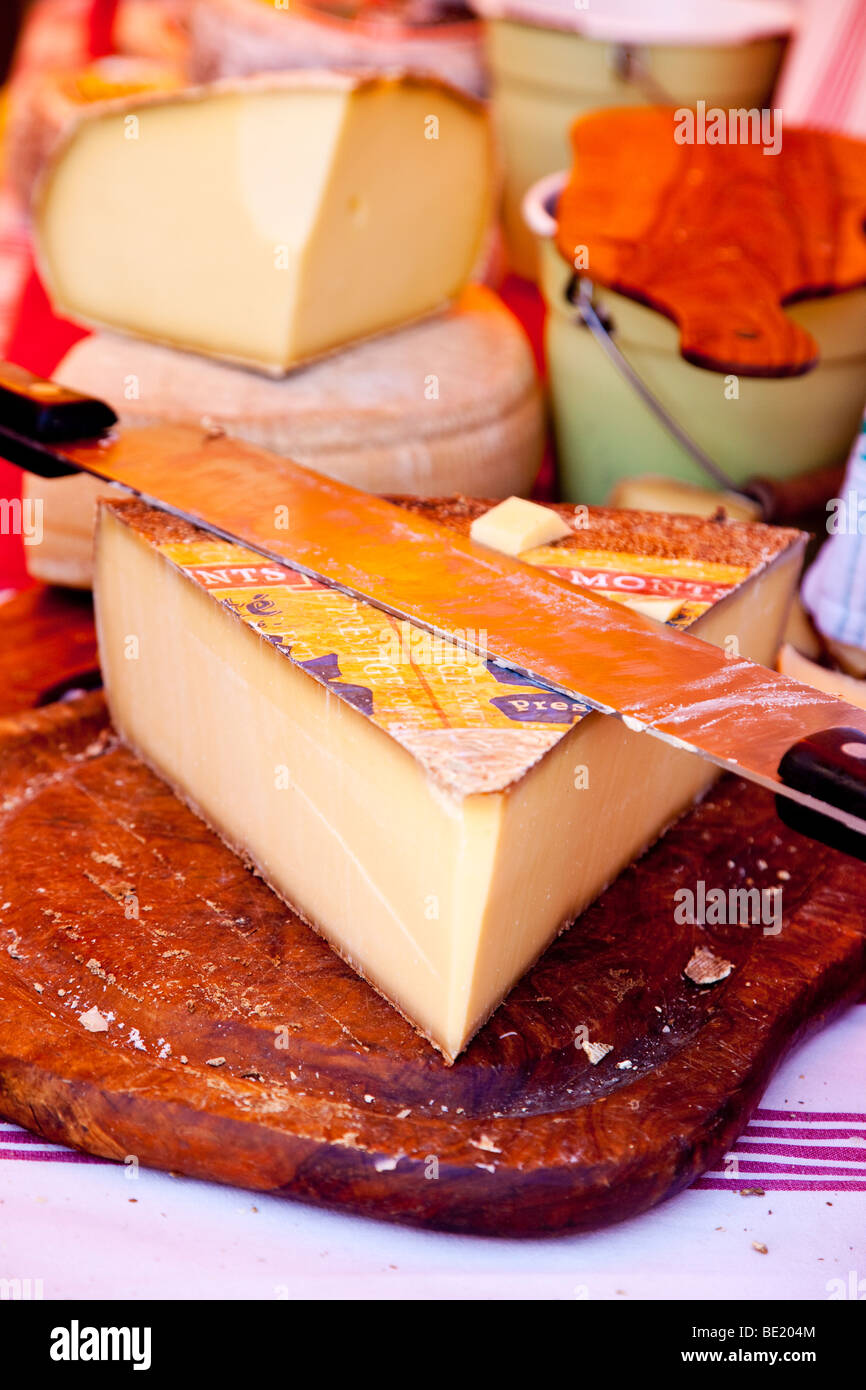 Käse für den Verkauf auf dem Markt in Saint Remy de Provence Frankreich Stockfoto