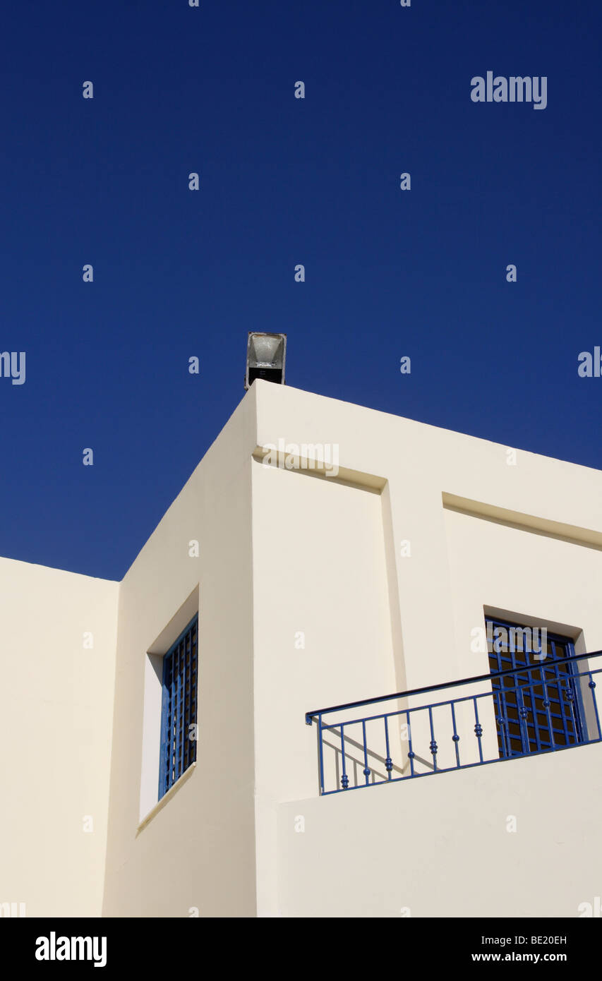 Traditionelles weiß getünchten Gebäude gegen blauen Himmel, Rhodos, Dodekanes, Griechenland Stockfoto