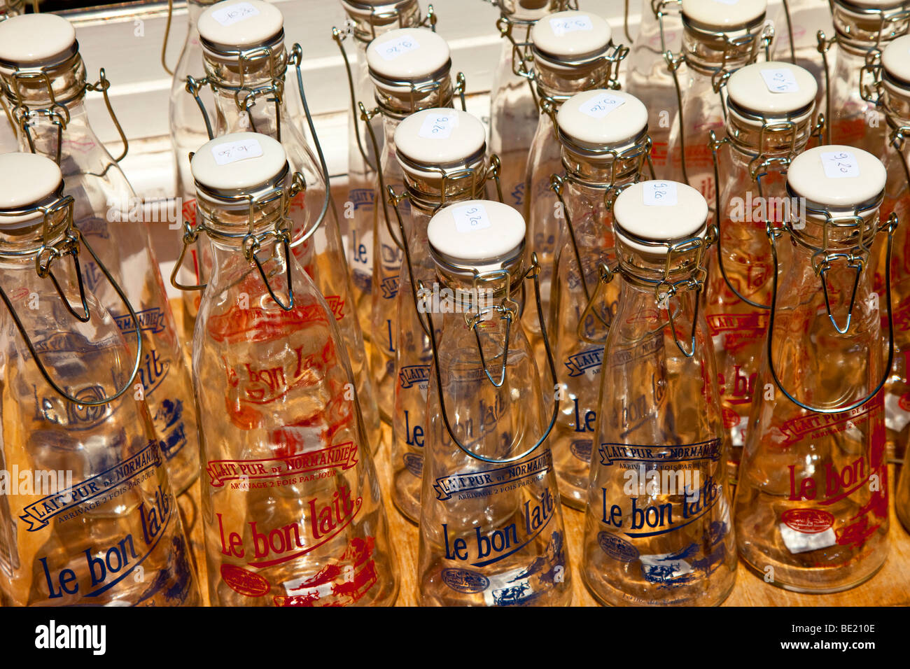 Milchflaschen für Verkauf auf dem Markt in Saint Remy de Provence Frankreich Stockfoto