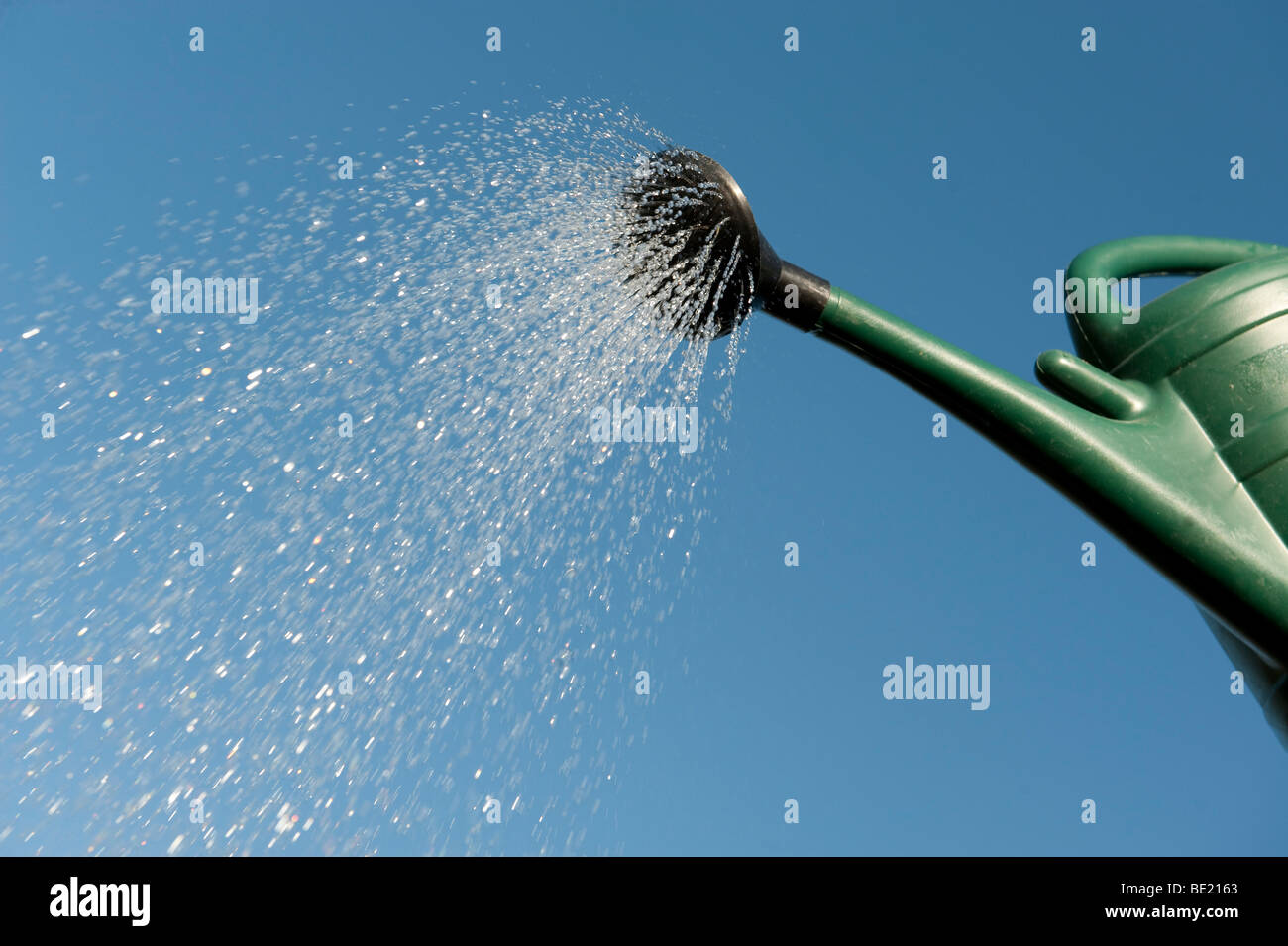 Wasser gießen aus Gießen kann vor blauem Himmelshintergrund Beregnung Gartenarbeitwerkzeug Auslauf Stockfoto