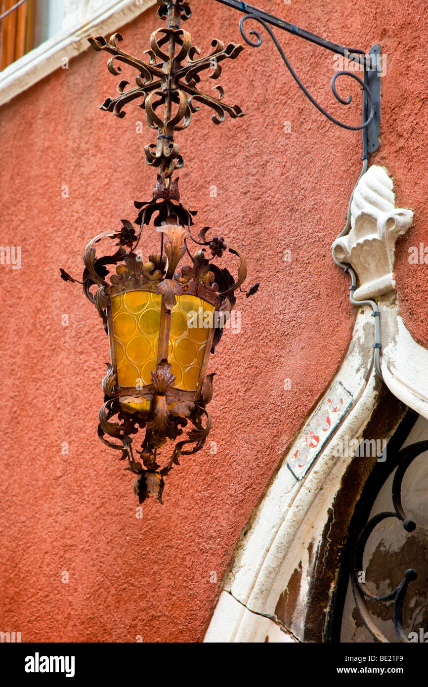 Detail der Lampe und Fenster in Venedig, Veneto, Italien Stockfoto