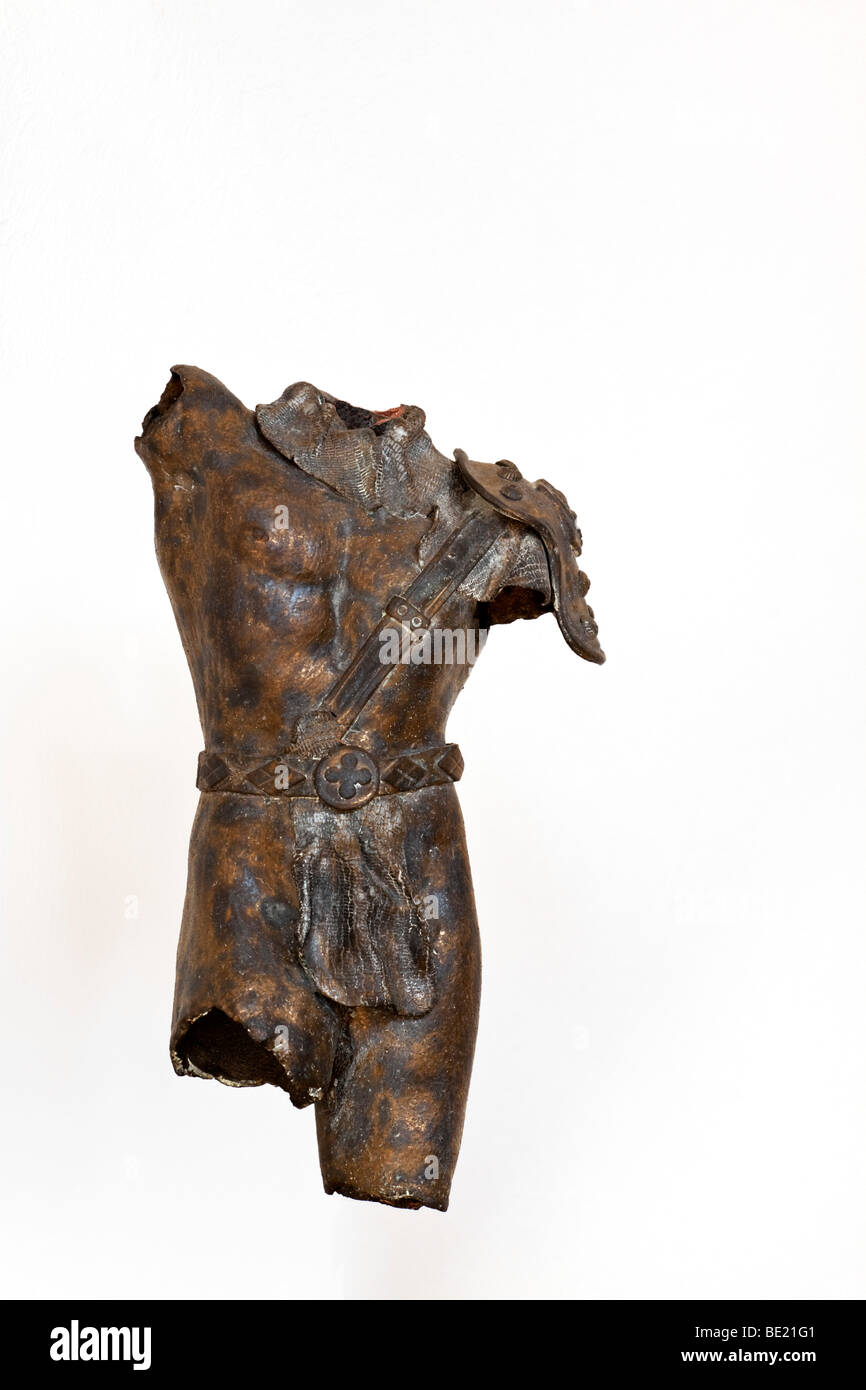 Braungebrannte Tonskulptur römischer Gladiator isoliert auf weiss Stockfoto