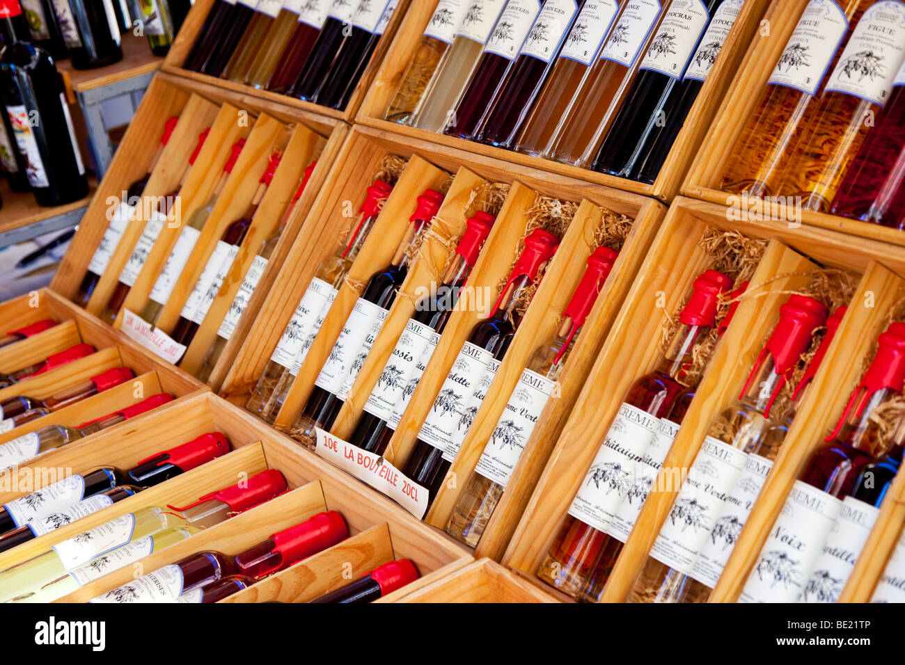 Aromatisierte Essige und Speiseöle zum Verkauf auf dem Markt in Saint Remy de Provence Frankreich Stockfoto