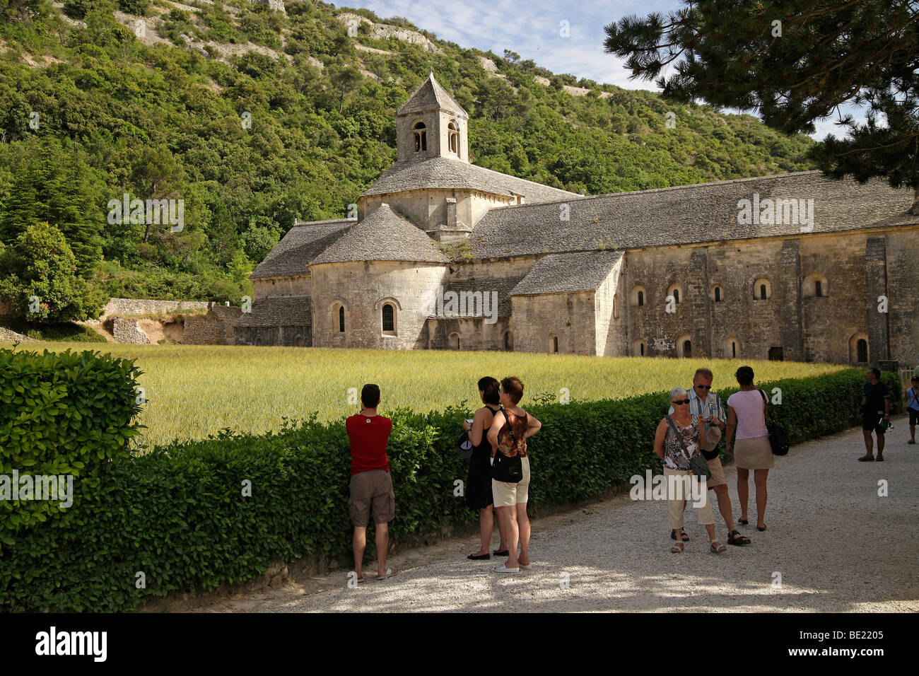 Touristen besuchen die Zisterzienser Kloster Senanque in der Nähe von Gordes, Provence, Frankreich Stockfoto