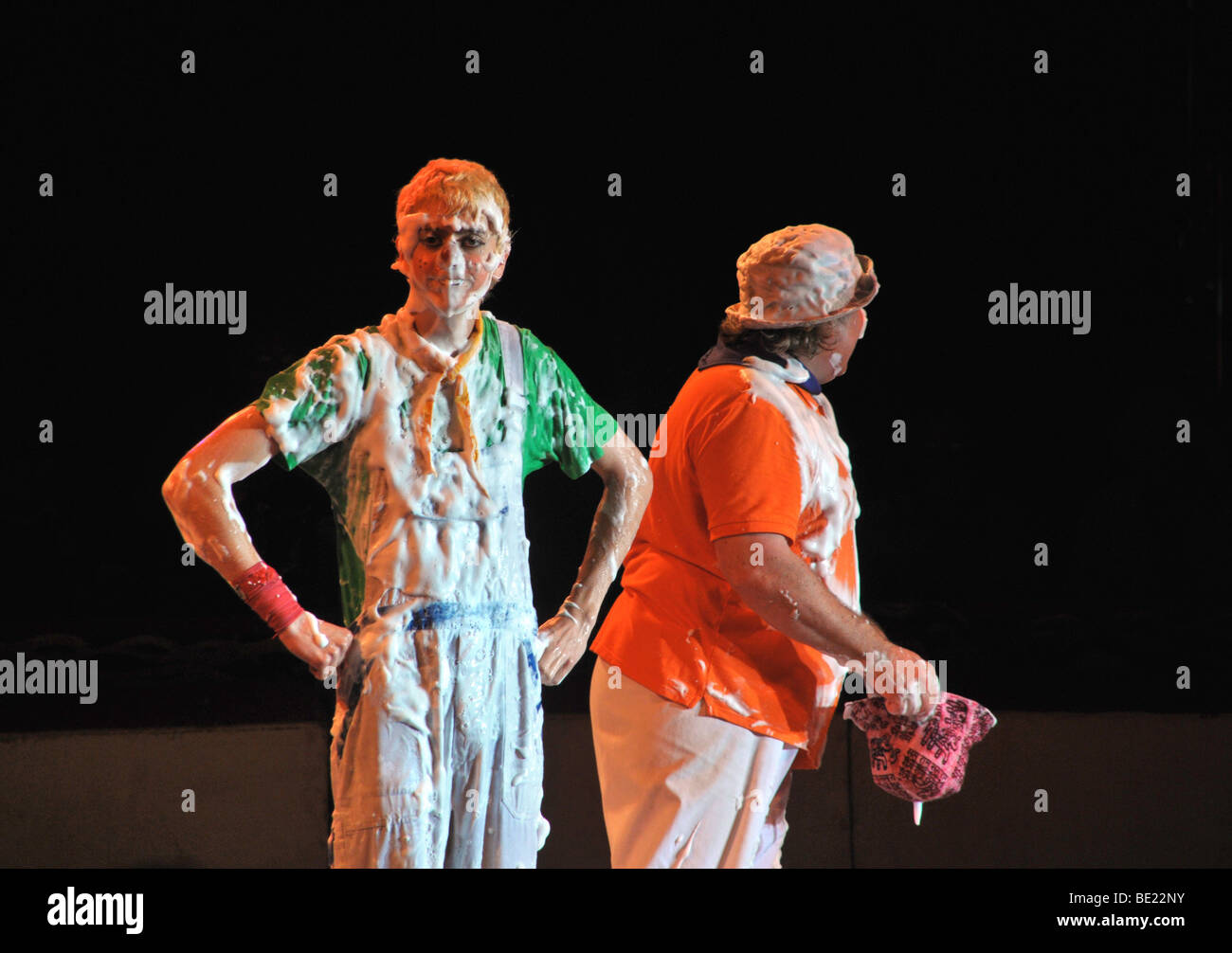 chaotisch Clowns im Zirkus durchführen. Stockfoto