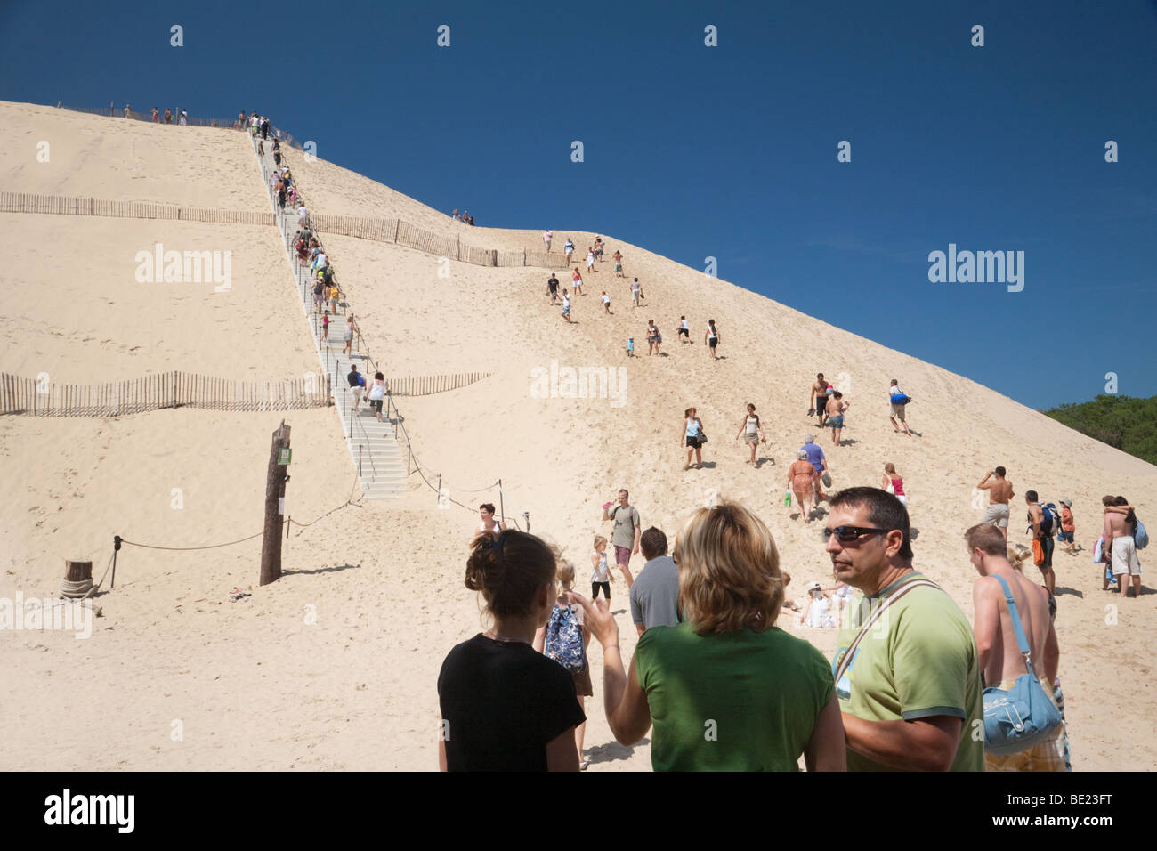 Die Leute auf der Dune du Pilat, höchsten Sanddüne Europas, Aquitaine, Frankreich, Europa Stockfoto