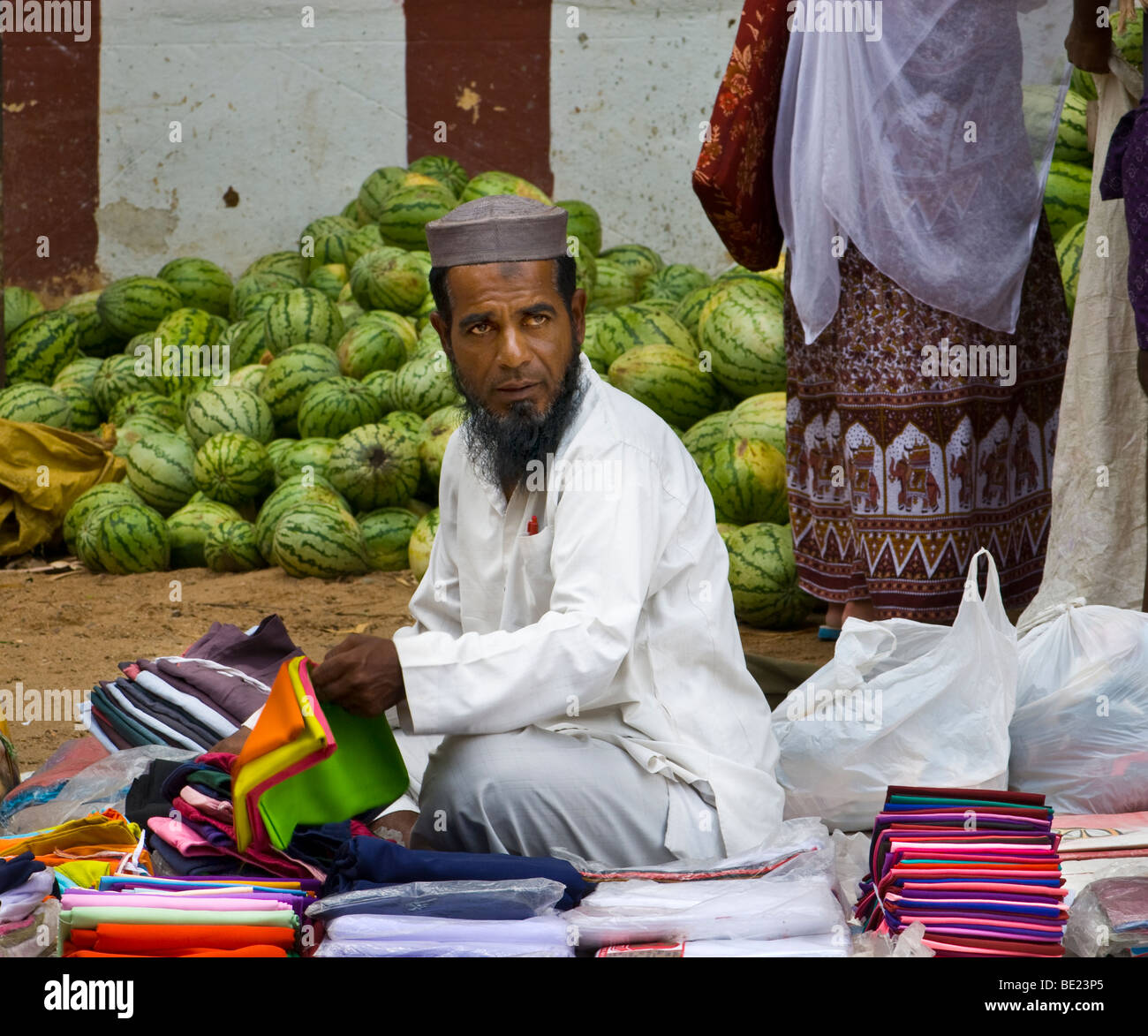 Muslimische Tuchhändler im Marktplatz Stockfoto