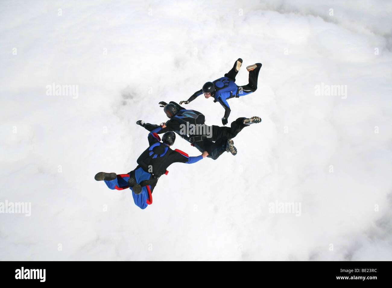 Drei Fallschirmspringer im freien Fall Stockfoto