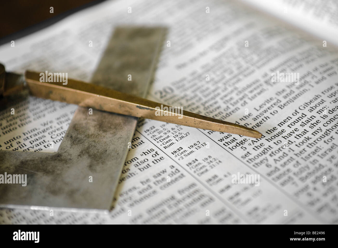 Freimaurer-Symbol ein Geodreieck und Zirkel auf eine aufgeschlagene Bibel Stockfoto