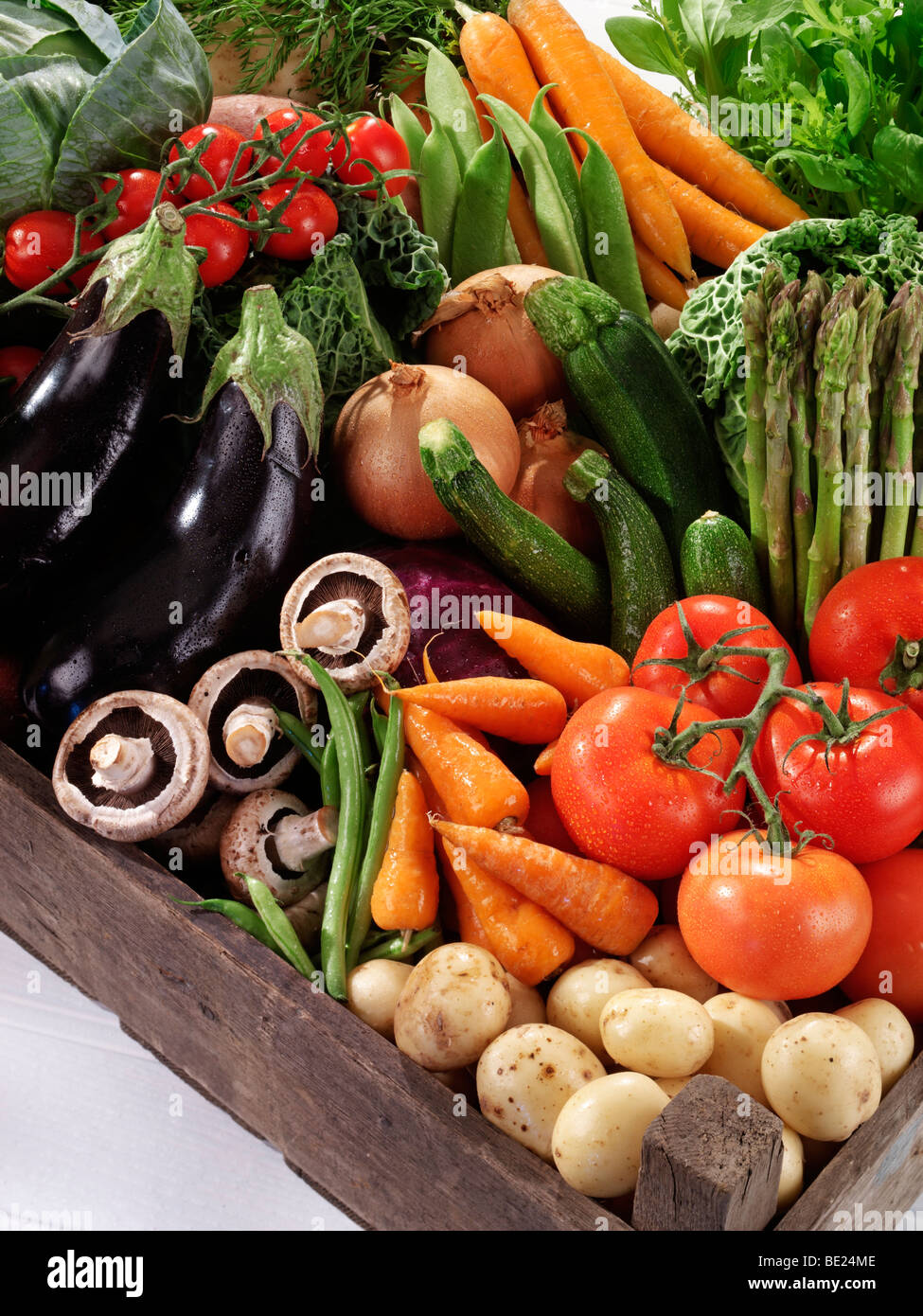 SCHACHTEL MIT FRISCHEM GEMÜSE Stockfoto
