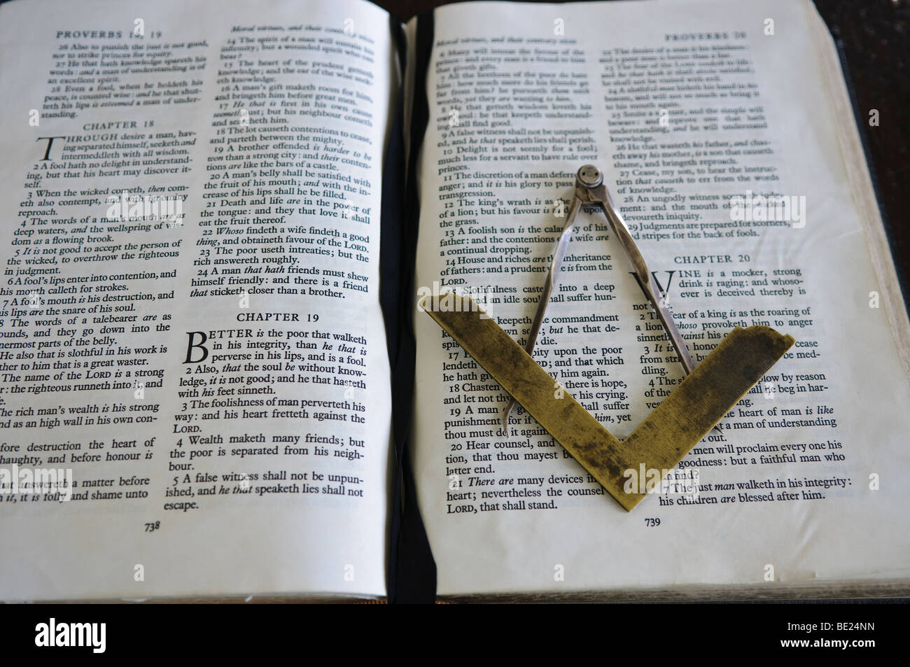 Freimaurer-Symbol ein Geodreieck und Zirkel auf eine aufgeschlagene Bibel Stockfoto