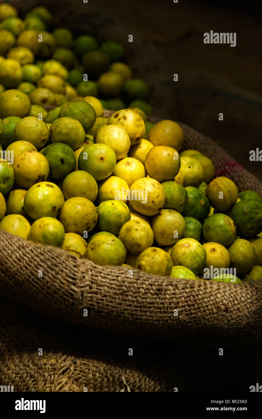 Zitrone Limette Obst im Sonnenlicht und Schatten in Sackleinen Säcke Stockfoto