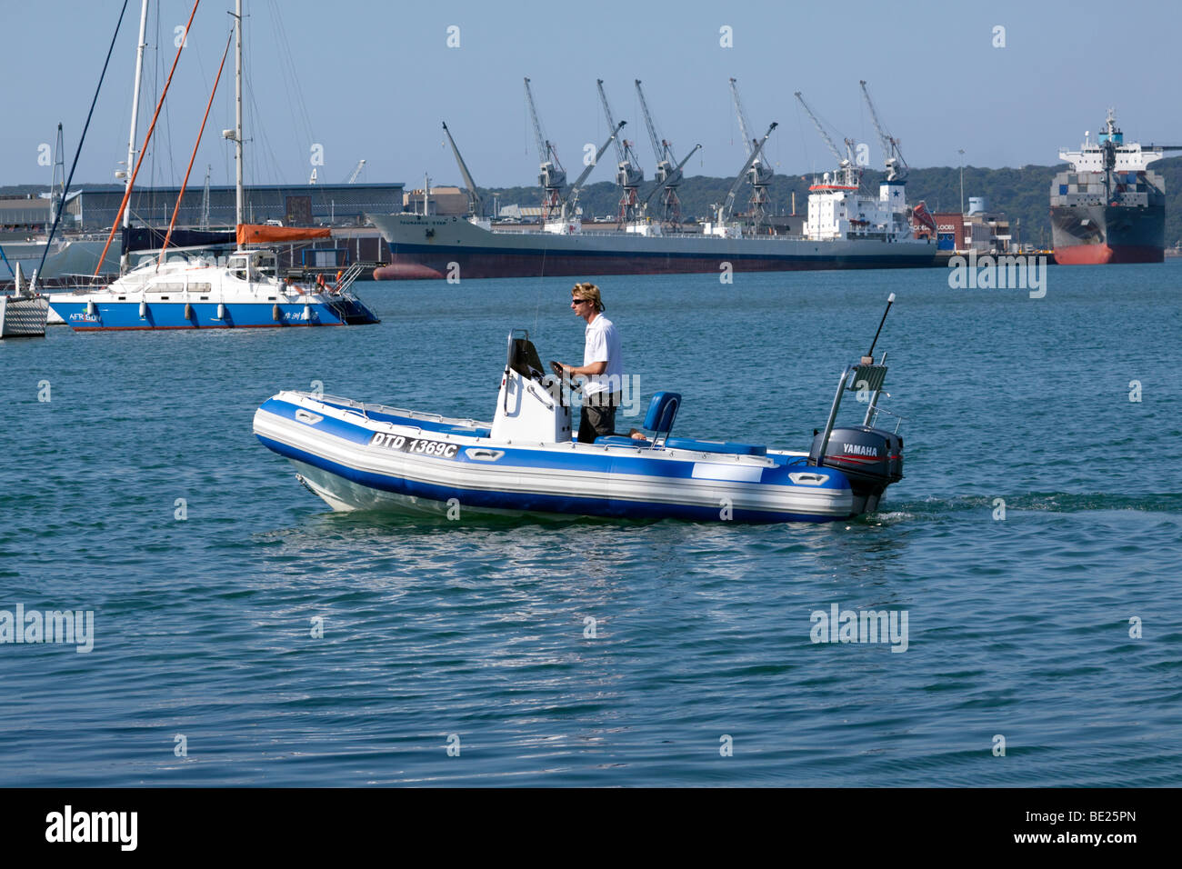 Sportboote und kommerzielle Schiffe im Hafen von Durban Stockfoto
