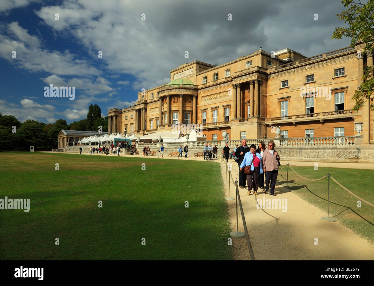 Touristen, die das Innere des Buckingham Palace Gardens besuchen. Stockfoto