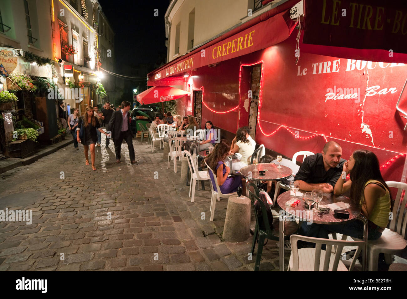 Eine Abendstimmung im Restaurantbereich von Montmartre, Paris, Frankreich Stockfoto