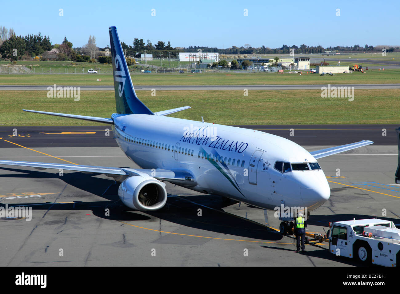 Air New Zealand Boeing 737 geschoben vom Tor von Schlepper am Flughafen von Christchurch, Canterbury, Südinsel, Neuseeland Stockfoto