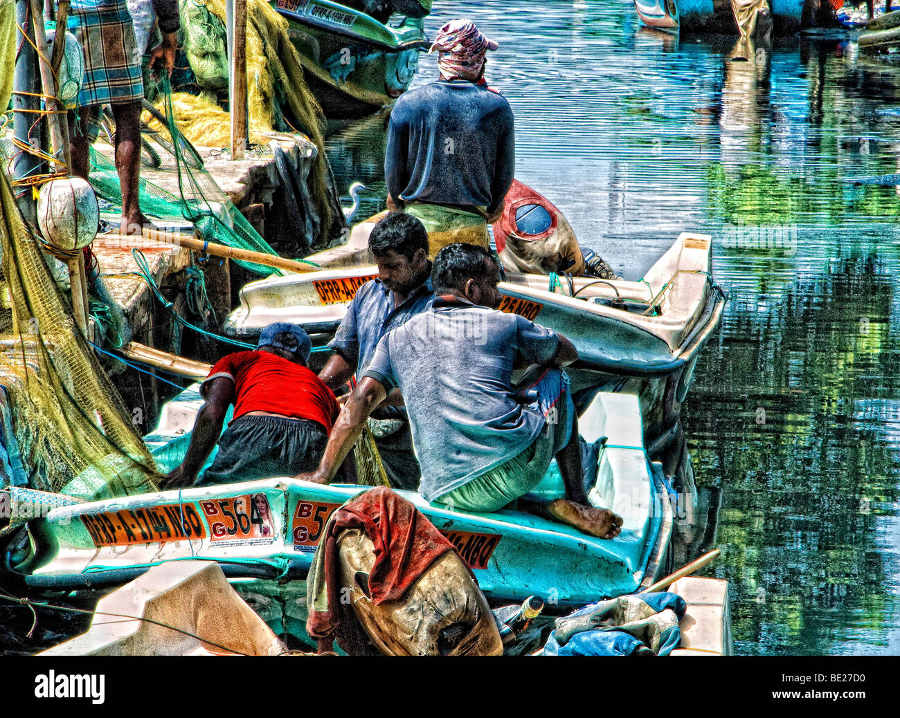 Fischer auslagern Netze und ihre Boote anlegen Stockfoto