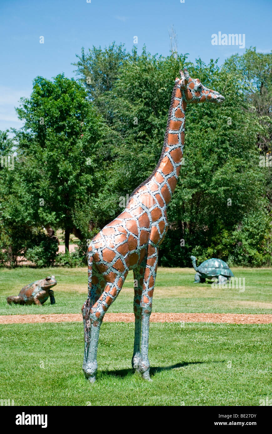 Eine riesige Giraffe ist einer der vielen Skulpturen unter freiem Himmel auf dem Display in der Shidoni Gallery in Tesuque, New Mexico. Stockfoto