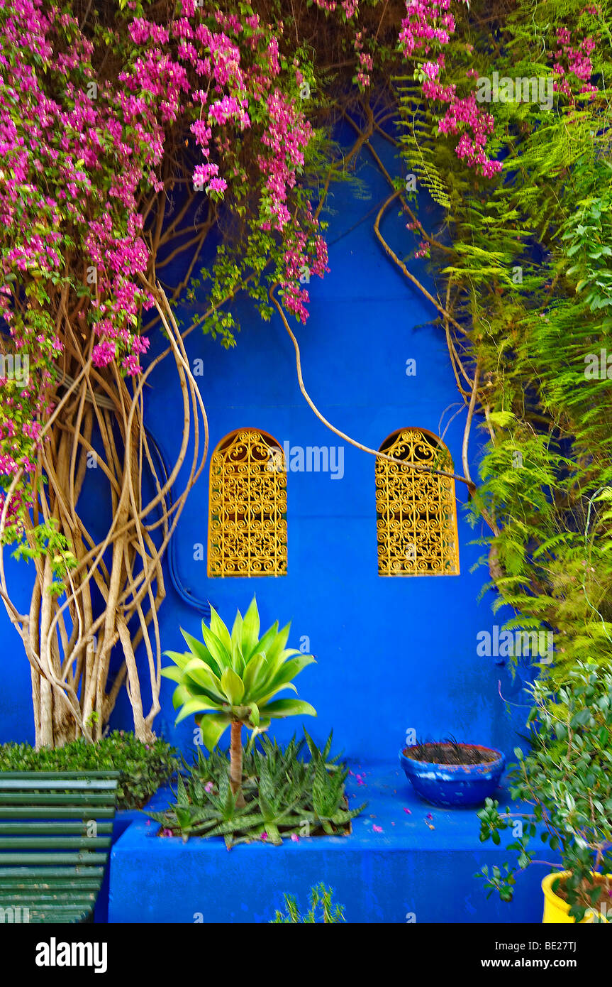 Die vielen dekorativen Fenster in den Jardin Majorelle in Marrakesch Stockfoto