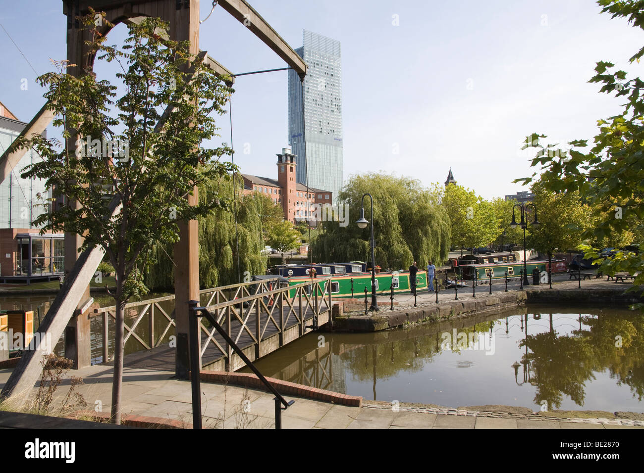 Manchester-England-UK die Kanal-Becken in der sanierten Castlefields Teil der Stadt mit dem Beetham Tower im Hintergrund Stockfoto