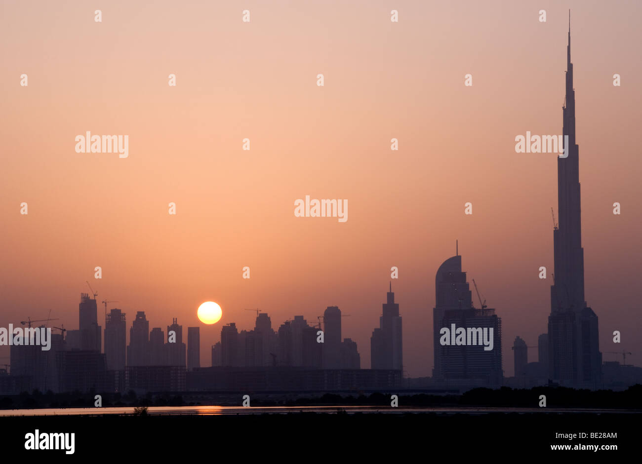 Skyline von Dubai bei Sonnenuntergang Stockfoto