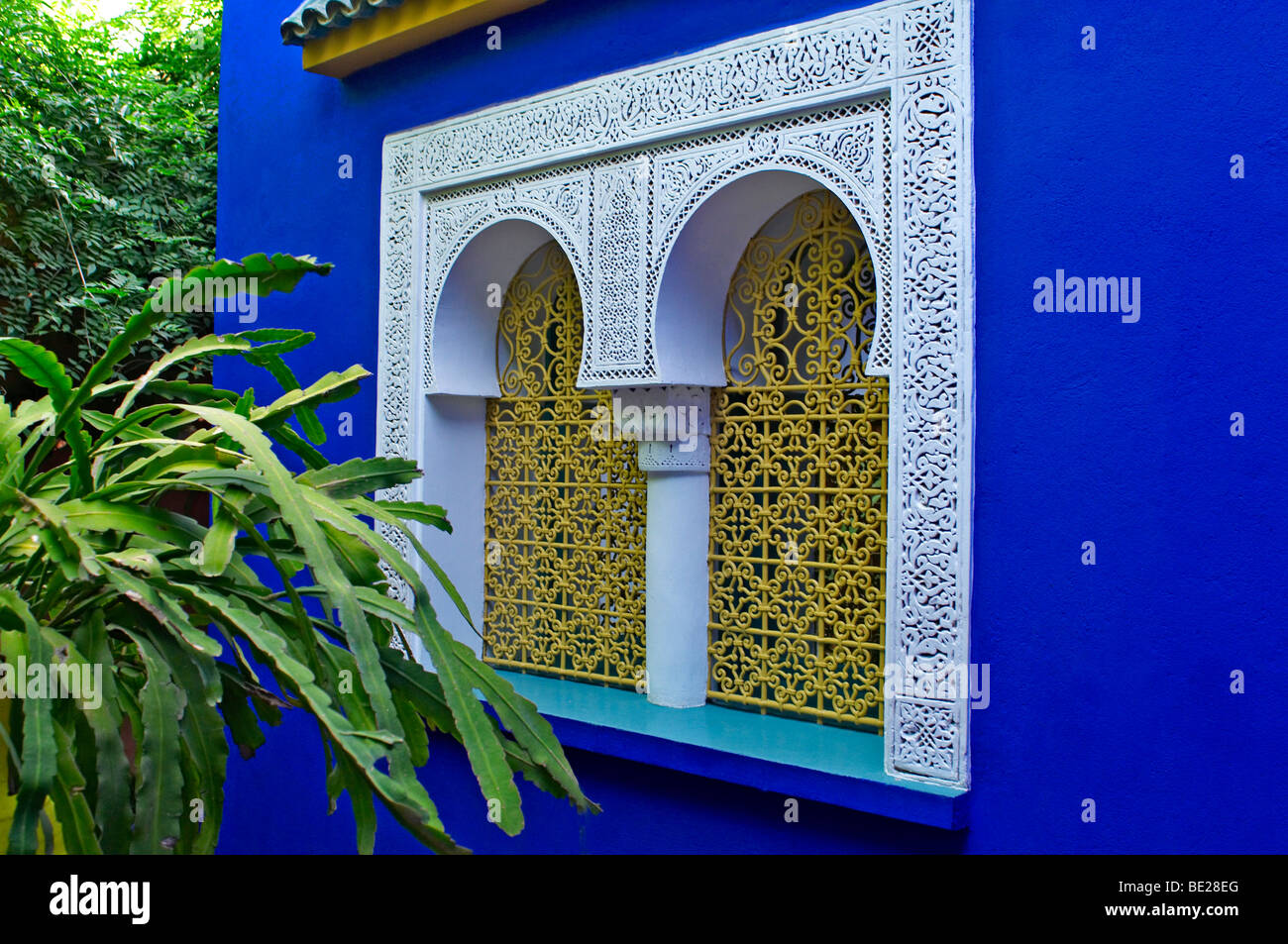 Eines der vielen dekorativen Fenster in den Jardin Majorelle in Marrakesch Stockfoto