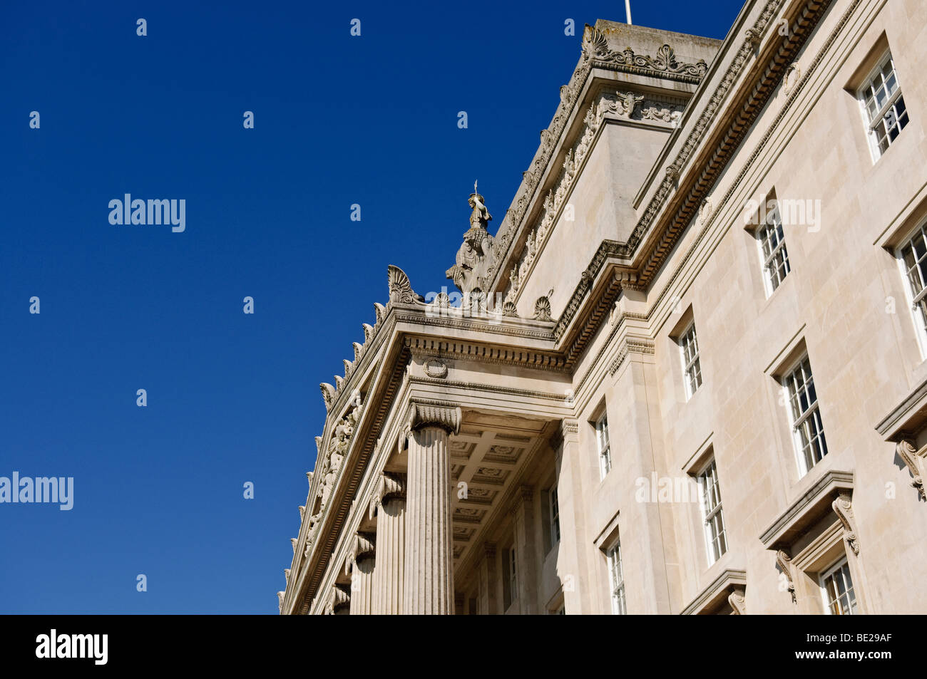 Außerhalb der Parlamentsgebäude Stormont, Belfast, Heimat der Northern Ireland Assembly Stockfoto