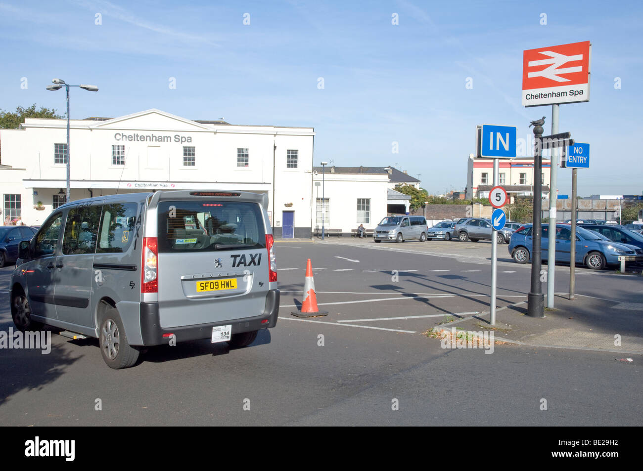 Ein Taxi kommt am Bahnhof von Cheltenham. Stockfoto