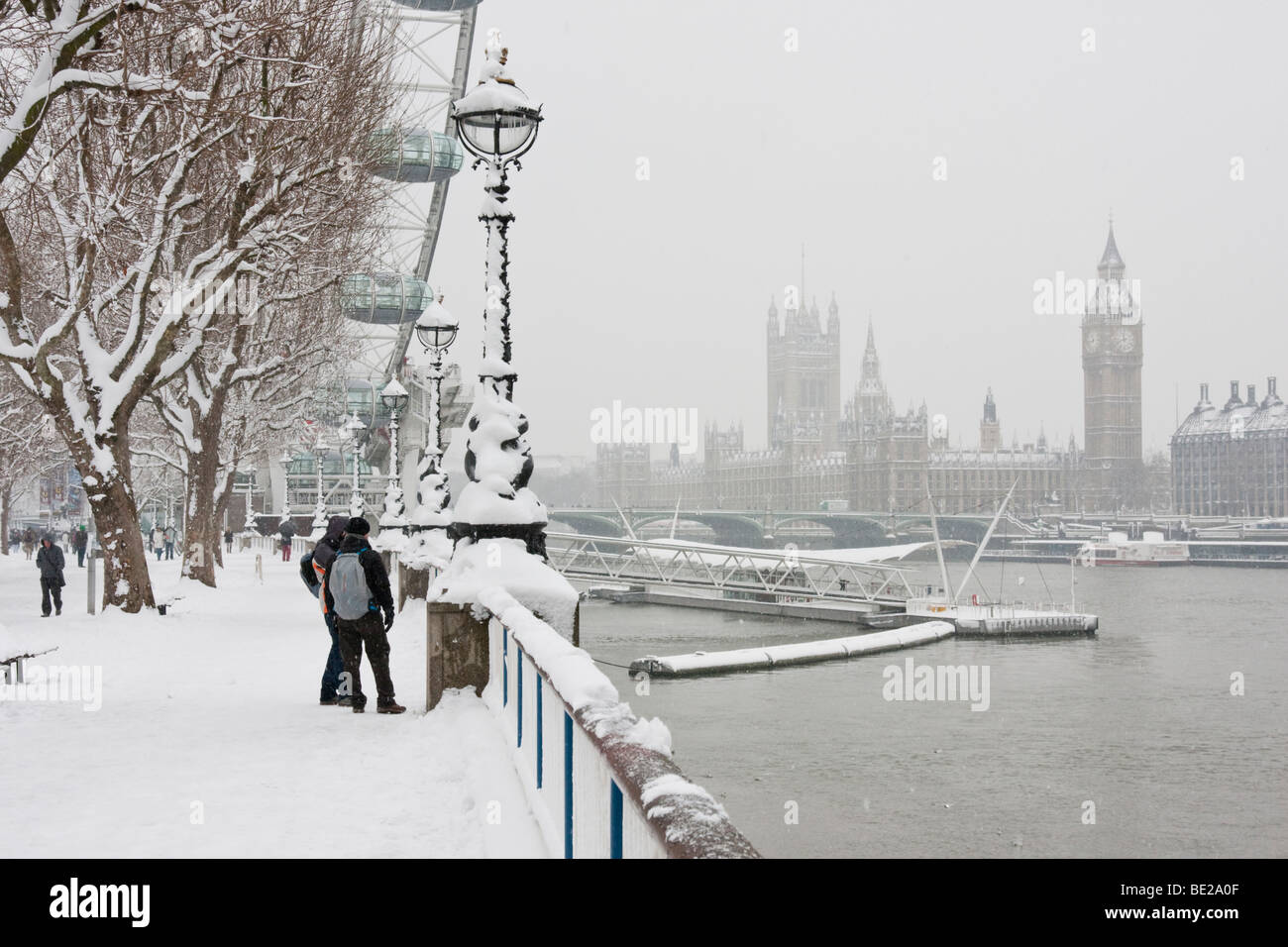 London Eye, Big Ben und Westminster in starkem Schneefall Stockfoto