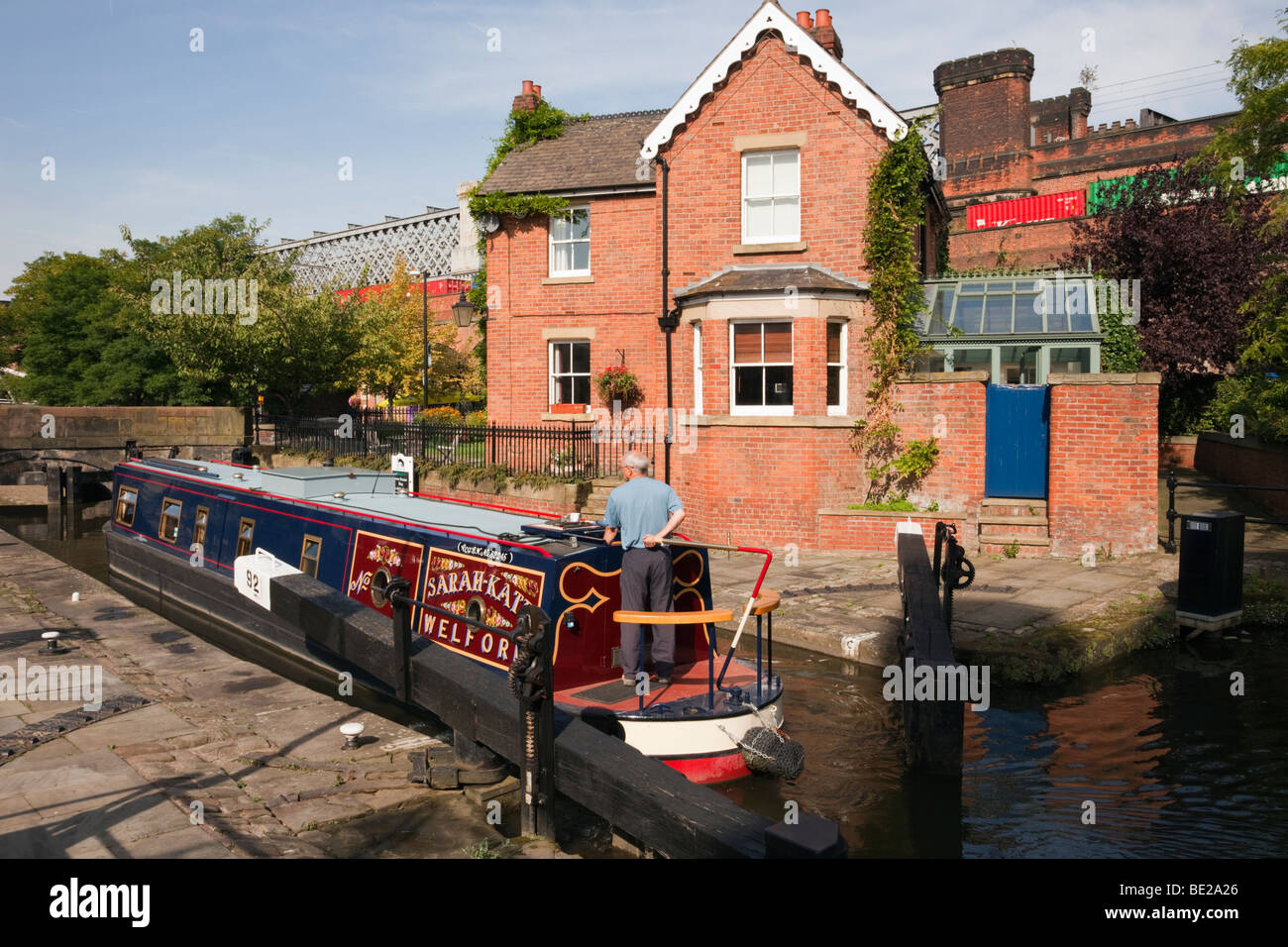 Narrowboat in Dukes Lock mit Lock Keeper Ferienhaus am Rochdale Kanal im Castlefield Urban Heritage Park. Manchester-England-UK. Stockfoto