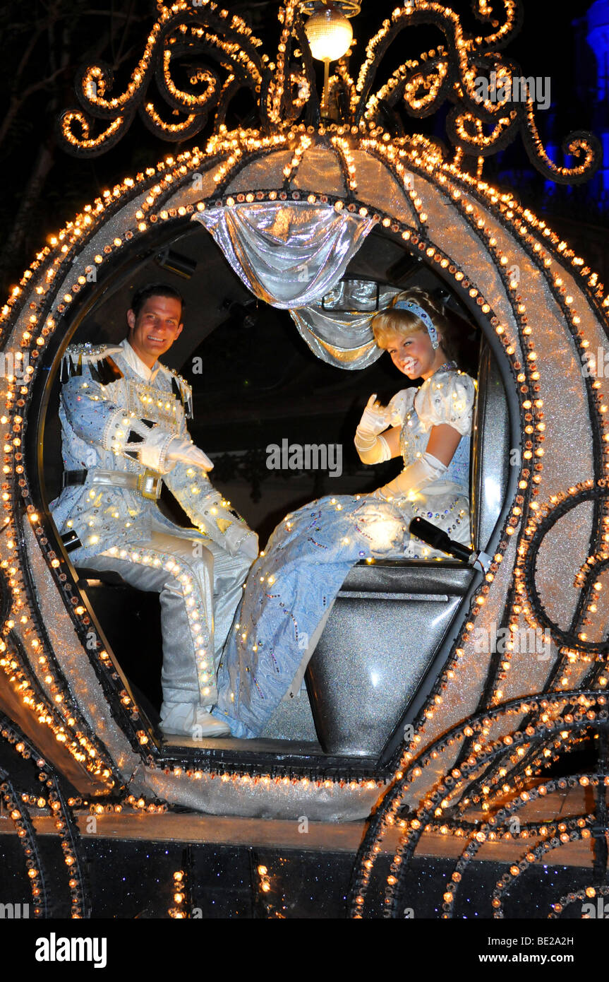 PARADE der Lichter AT WALT DISNEY WORLD - APRIL 11: Cinderella und Prinz im Magic Kingdom Parade of Lights. Disneyworld in O Stockfoto