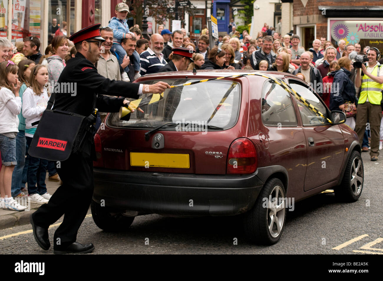 Traffic Warden wickelte Auto in Band 2009 Straßentheater und Arts Festival in Ashbourne Derbyshire Peak District England Stockfoto