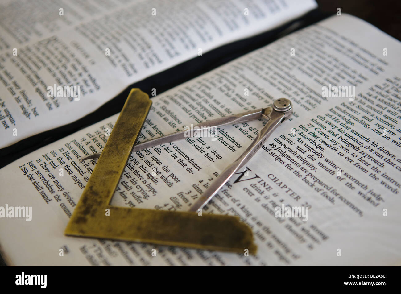 Freimaurer-Symbol ein Geodreieck und Zirkel auf eine aufgeschlagene Bibel Stockfoto