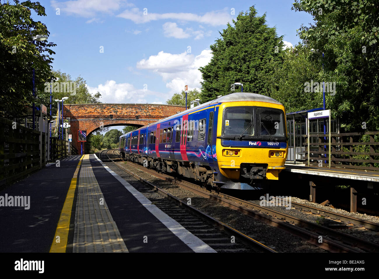 Erste große Western 165117 durchläuft Appleford Station mit einem Oxford - Paddington Service am 20.08.09. Stockfoto