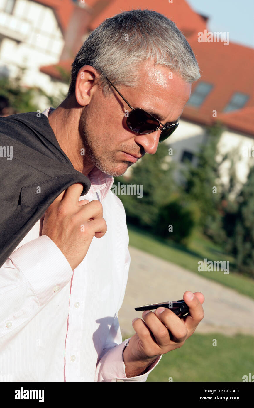 Besorgt Geschäftsmann mit Mobiltelefon Stockfoto