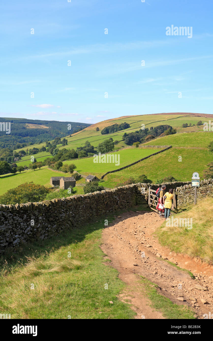 Zwei Wanderer nähert sich hohe House Farm ein National Trust property in der oberen Derwent Valley Derbyshire Peak District National Park England Großbritannien Stockfoto