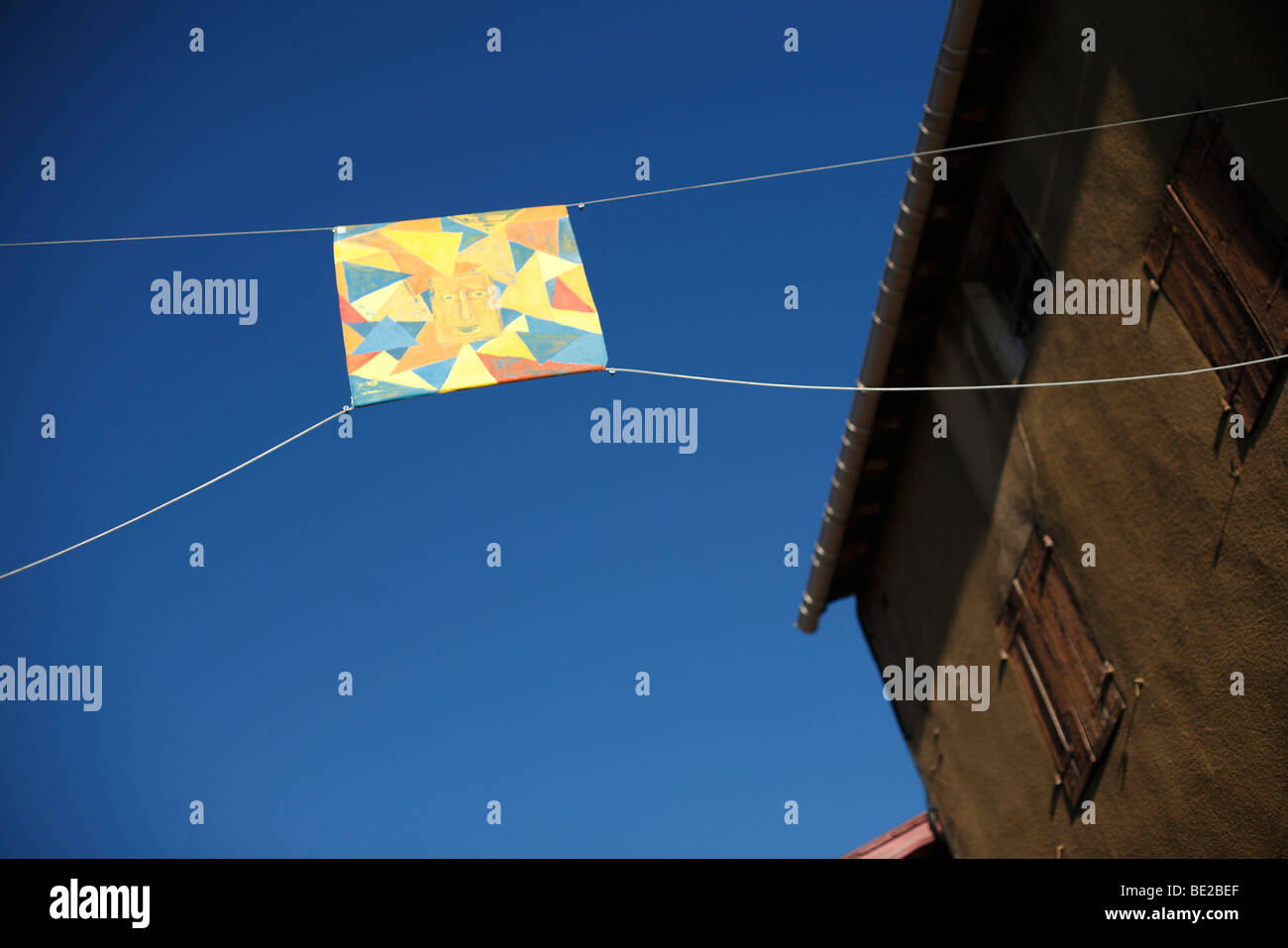 Ein Symbol zeigt die Sonne in Mont-Louis in den Pyrenäen in Frankreich Stockfoto