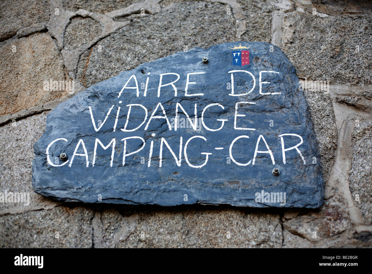 Ein Zeichen für eine Aire de Vidange Campingwagen oder Wohnmobil-Service-Bereich in Mont-Louis in den Pyrenäen in Frankreich Stockfoto