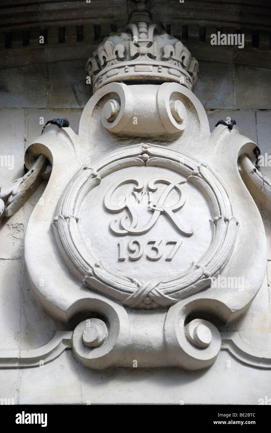 Wappen von König George VI auf Steinmauer schnitzen Stockfoto