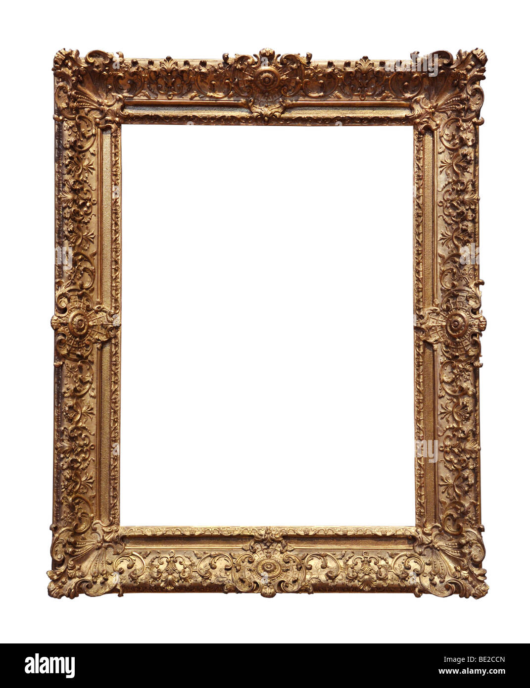 Reich verzierte barocke Goldrahmen vor einem weißen Hintergrund isoliert Stockfoto