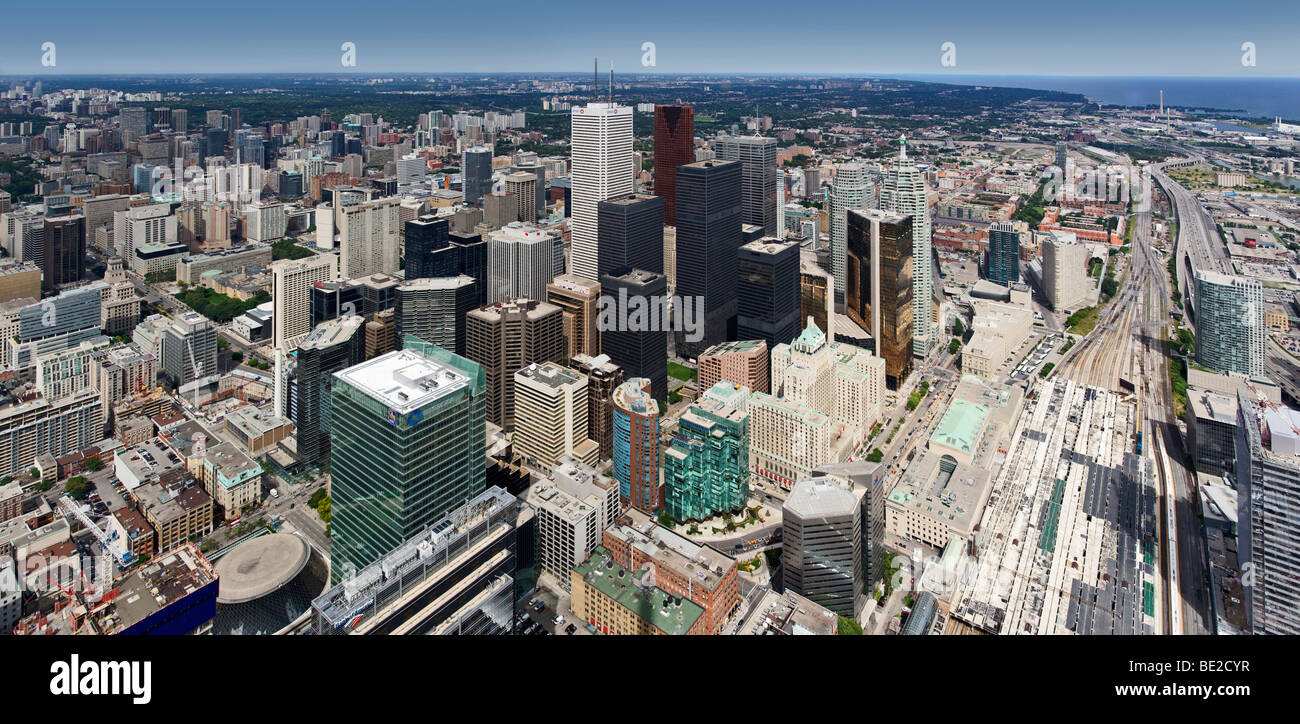 Im Stadtzentrum gelegenes Toronto gesehen vom CN Tower. Perspektive korrigiert, Bild aus zwei Schüsse genäht Stockfoto