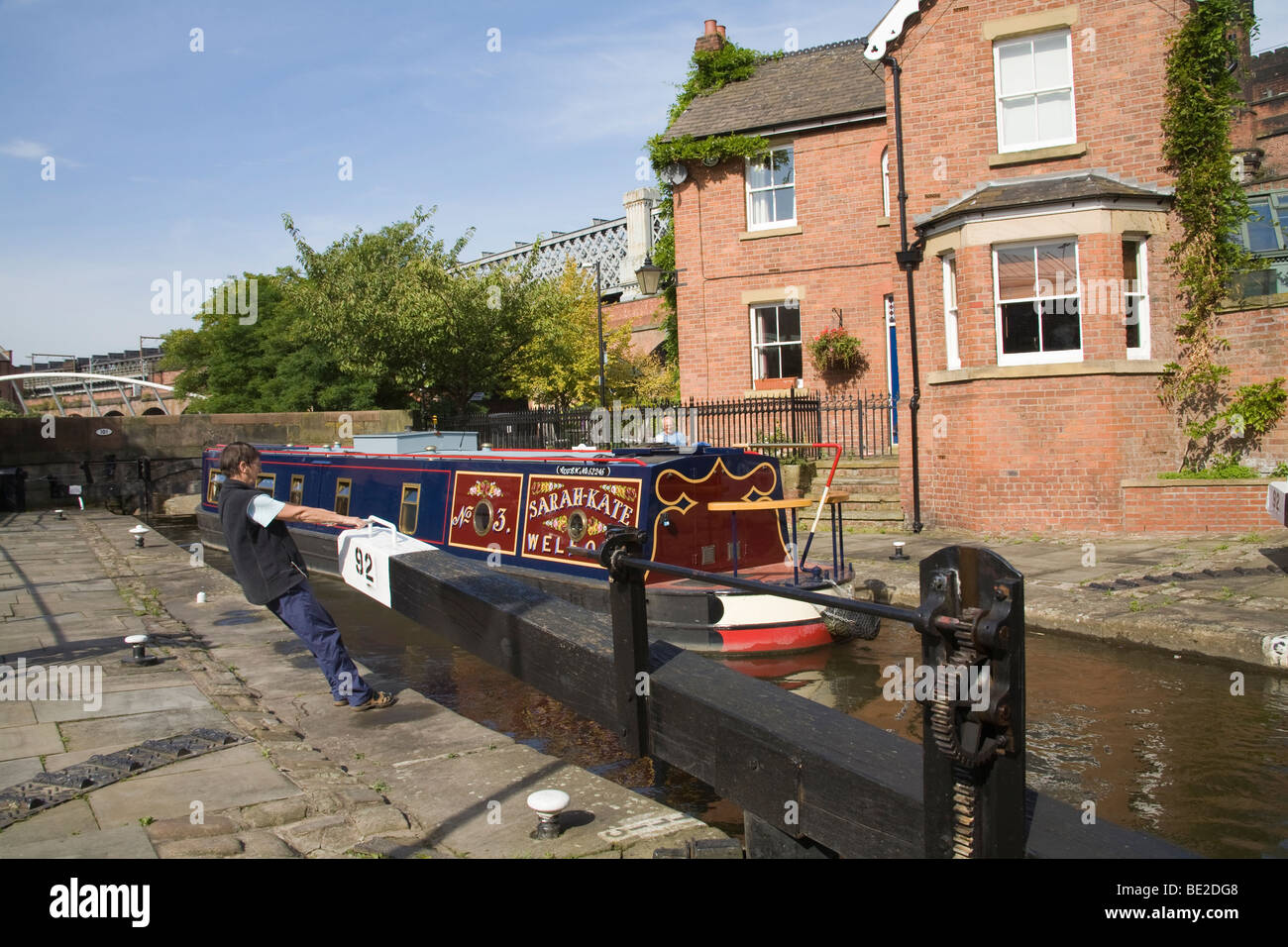 Manchester England UK Narrowboat in Dukes Lock 92 von Rochdale Kanal im Bereich Castlefields der Stadt Stockfoto